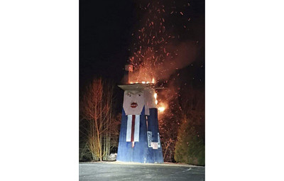 川普雕像在老婆祖國被燒毀　市長：是對藝術品的不包容