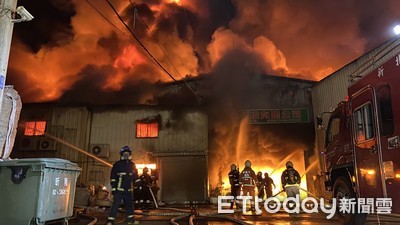 快訊／三峽不織布工廠大火「延燒4鐵皮廠」　近300消防人員灌救中