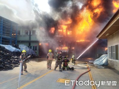 快訊／台南「塑膠工廠全面燃燒」遭濃烈黑煙+火舌吞噬！消防派16車救援