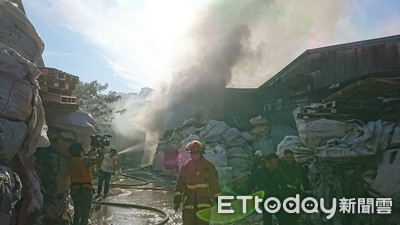 快訊／新北樹林火警！鐵皮工廠外「大量塑膠廢棄物」起火…現場濃煙狂冒