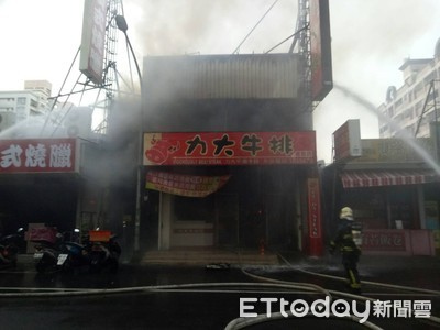 快訊／高雄楠梓牛排館準備營業　廚房冒出火勢濃煙竄天