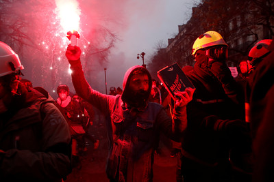 法國總理讓步止罷工　暫時放棄「64歲退休才領全額」計畫