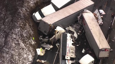 賓州車禍5死60傷！巴士、聯結車猛撞「殘骸堆成團」　車頭扯爛慘狀曝光