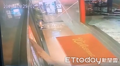 疑按錯密碼「提款卡被吃掉」　淡水男爆氣持拐杖怒砸毀ATM螢幕