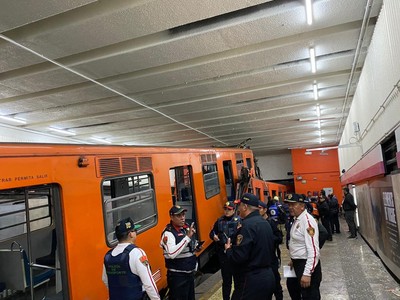 橘色車廂堆疊變形！墨西哥城地鐵「列車衝撞」　至少1死40傷