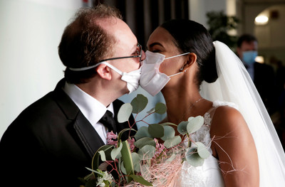 義大利「婚禮0賓客」仍要戴口罩接吻　新娘眼神死站空蕩廣場