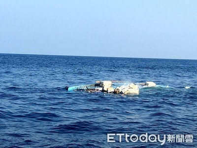 屏東後灣漁船碰撞一船翻8人落海　海巡火速救援並逮到肇事船