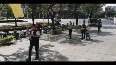 舉旗抗議防疫兵推　前消防員遭控集遊法！他反告「警察濫權」