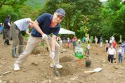 貿協50歲生日 黃志芳植樹為台灣經貿扎根