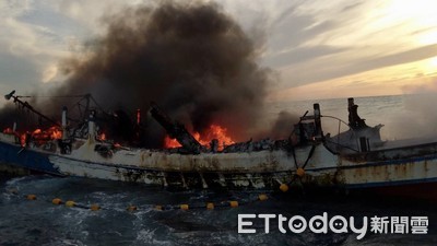 端午富貴角外海作業漁船遭火噬燒光　8船員跳船逃生！友船救起