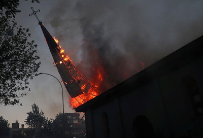 智利示威者燃彈火攻！教堂燒到倒塌　鎮暴警察開水砲車反制