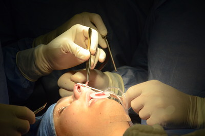 正妹微晶瓷隆鼻「視力模糊」險失明　整型名醫「針頭失準」慘了