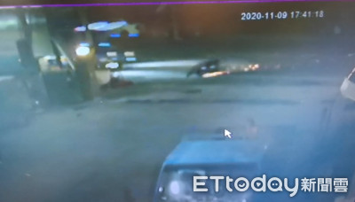 嘉義女警下班騎車…國小前撞路人倒地　遭2車輾過爆頭亡