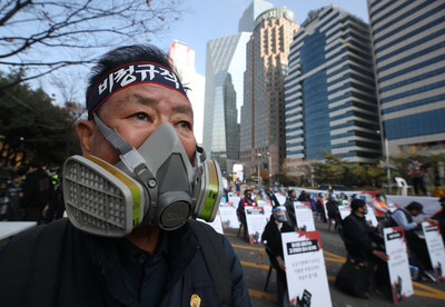 新冠疫情又創高峰！南韓日增破205例…工會「戴口罩」上街爭勞權